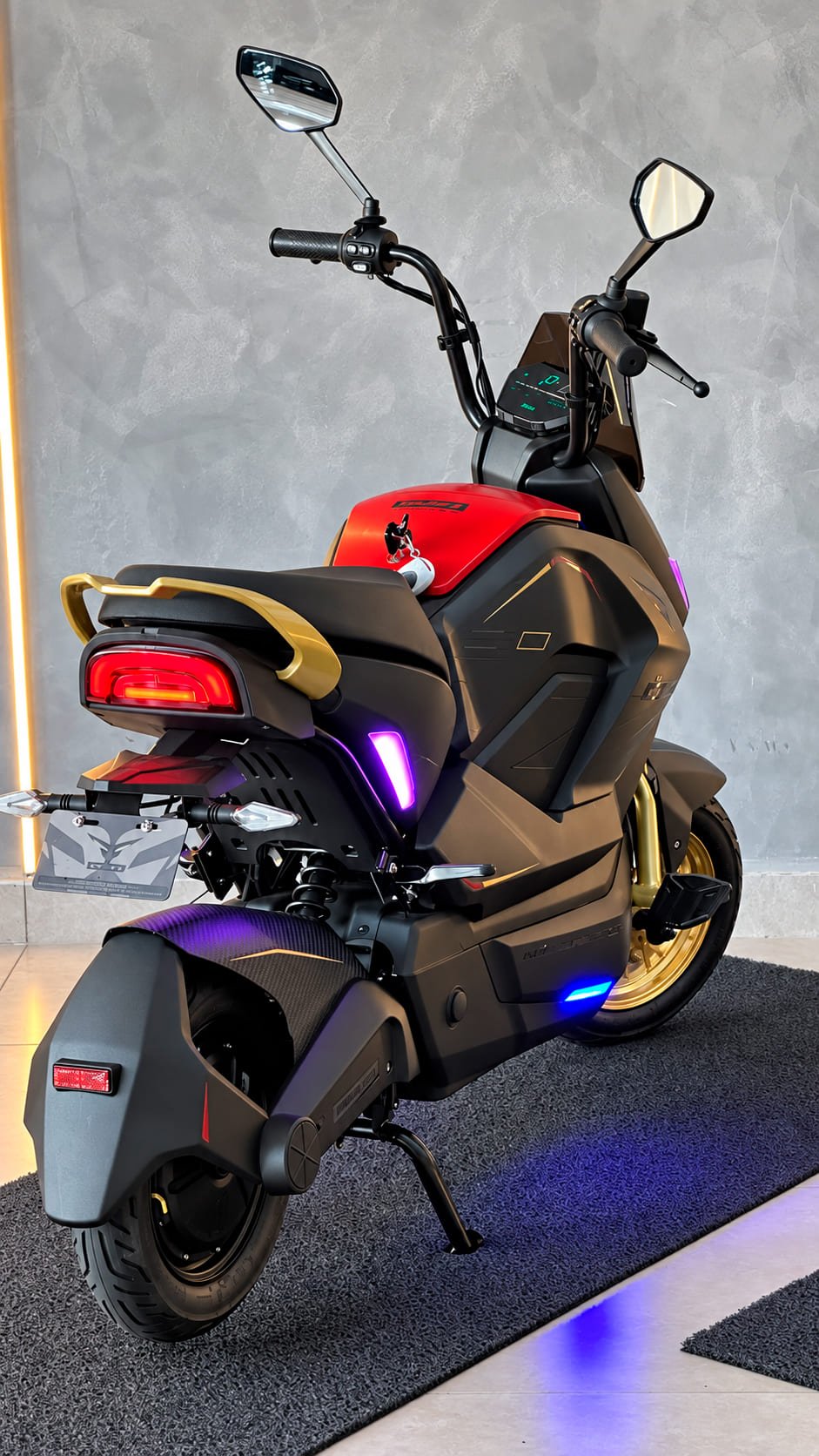 Scooter elétrico premium em showroom