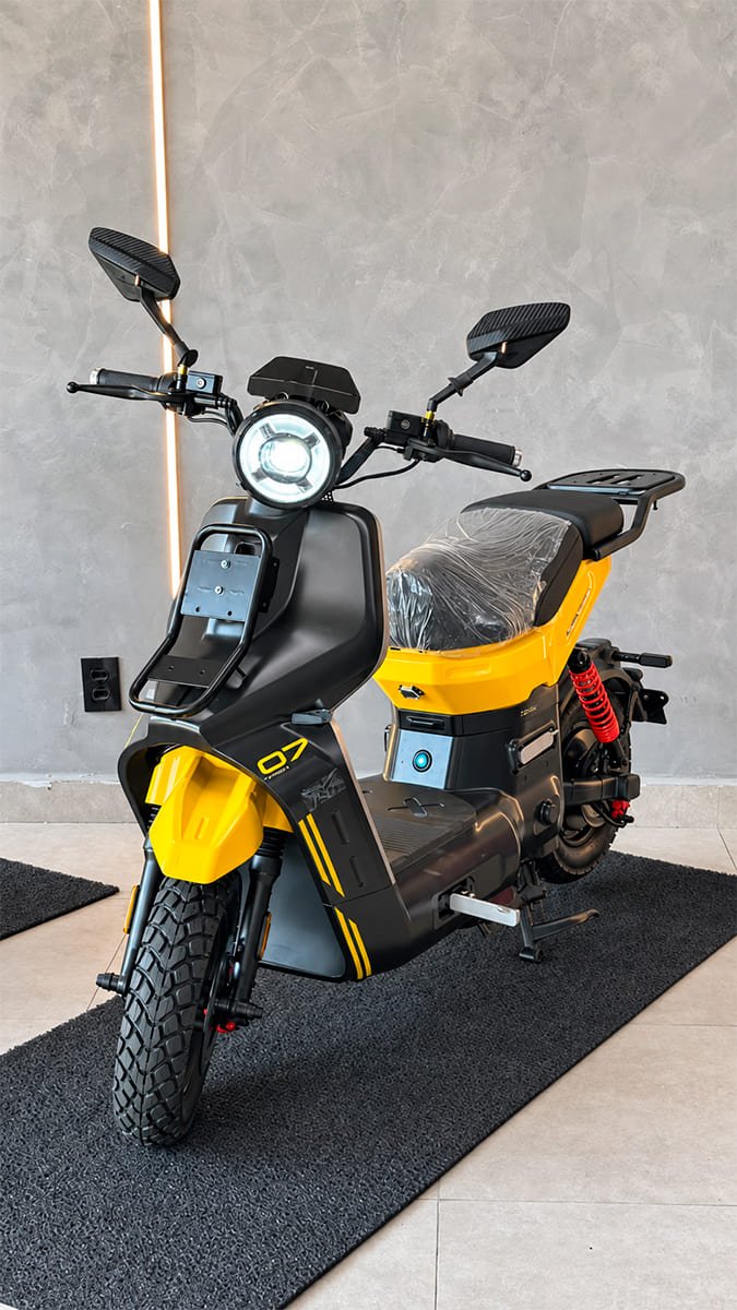 Motocicleta amarela e preta em exposição - m