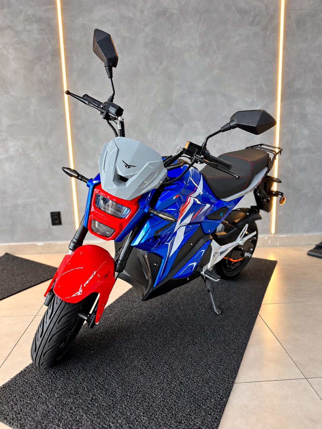 Motocicleta elétrica azul em estúdio