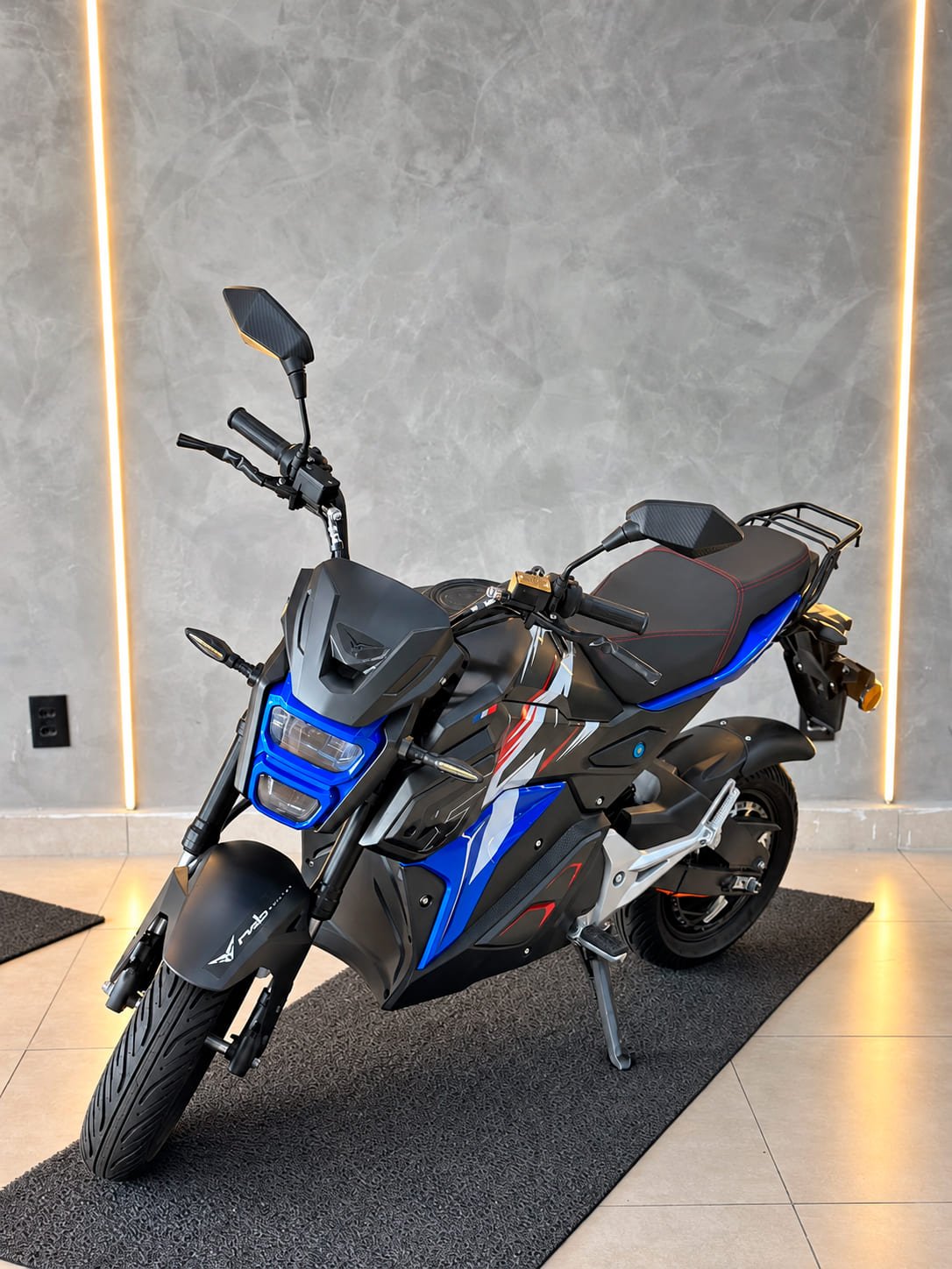 Motocicleta elétrica preta e azul