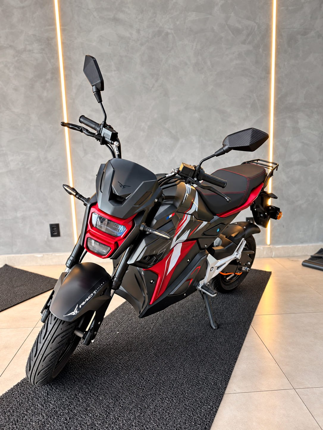 Motocicleta elétrica preta e vermelha iluminada