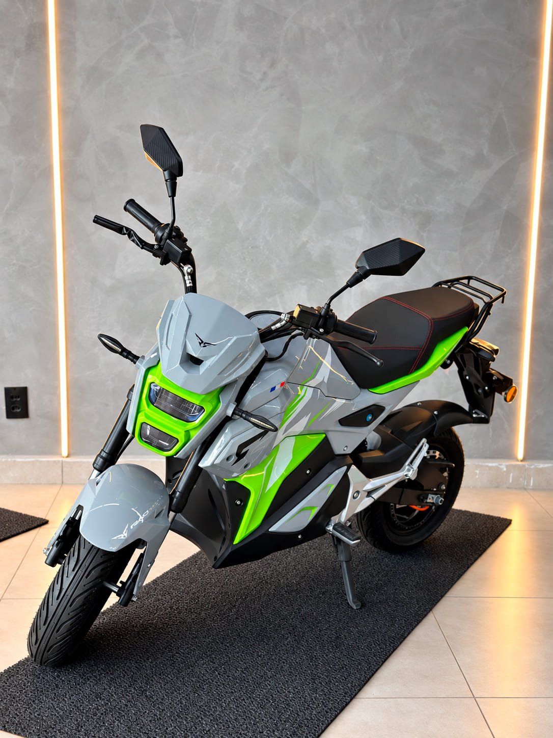 Motocicleta elétrica sob luzes de estúdio